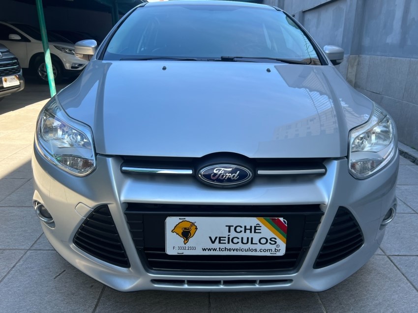 //www.autoline.com.br/carro/ford/focus-20-hatch-titanium-16v-flex-4p-powershift/2015/porto-alegre-rs/24490822