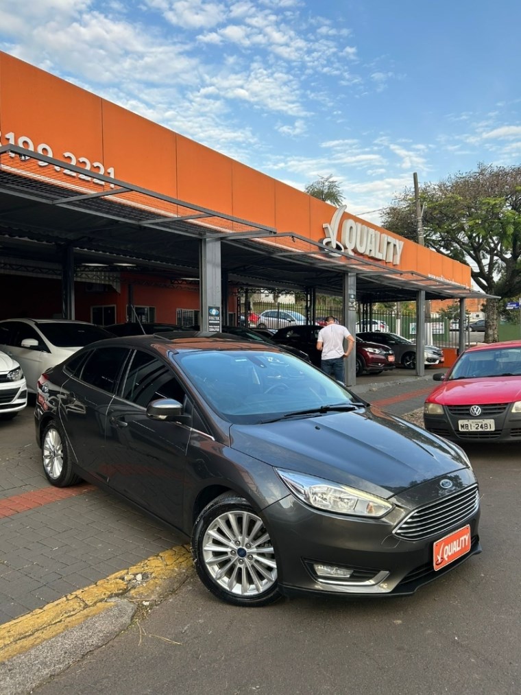 //www.autoline.com.br/carro/ford/focus-20-sedan-titanium-plus-fastback-16v-flex-4p-a/2017/chapeco-sc/24515602