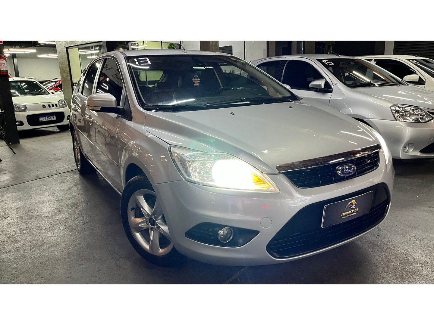 //www.autoline.com.br/carro/ford/focus-20-hatch-glx-16v-flex-4p-automatico/2013/santa-barbara-doeste-sp/24680564