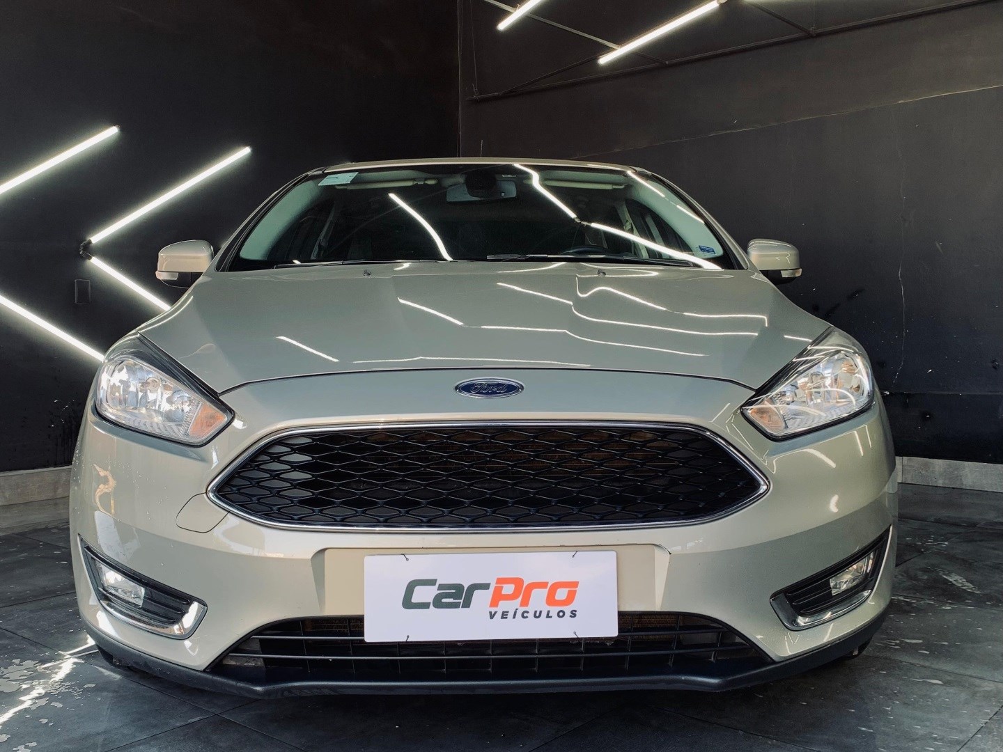 //www.autoline.com.br/carro/ford/focus-20-hatch-se-plus-16v-flex-4p-automatizado/2016/belo-horizonte-mg/24704238