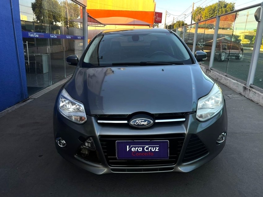 //www.autoline.com.br/carro/ford/focus-20-sedan-titanium-16v-flex-4p-powershift/2014/goiania-go/24803968