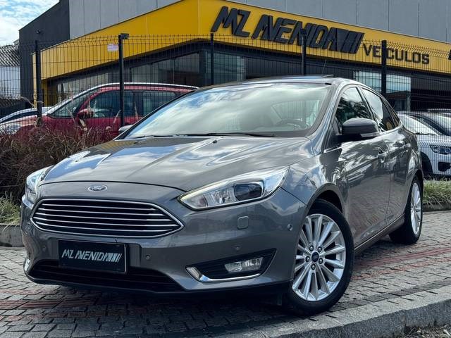 //www.autoline.com.br/carro/ford/focus-20-sedan-titanium-plus-fastback-16v-flex-4p-a/2017/joinville-sc/24896687