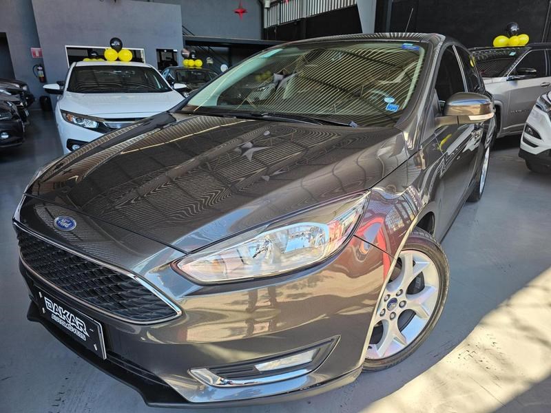 //www.autoline.com.br/carro/ford/focus-20-hatch-se-plus-16v-flex-4p-automatizado/2017/belo-horizonte-mg/24898361