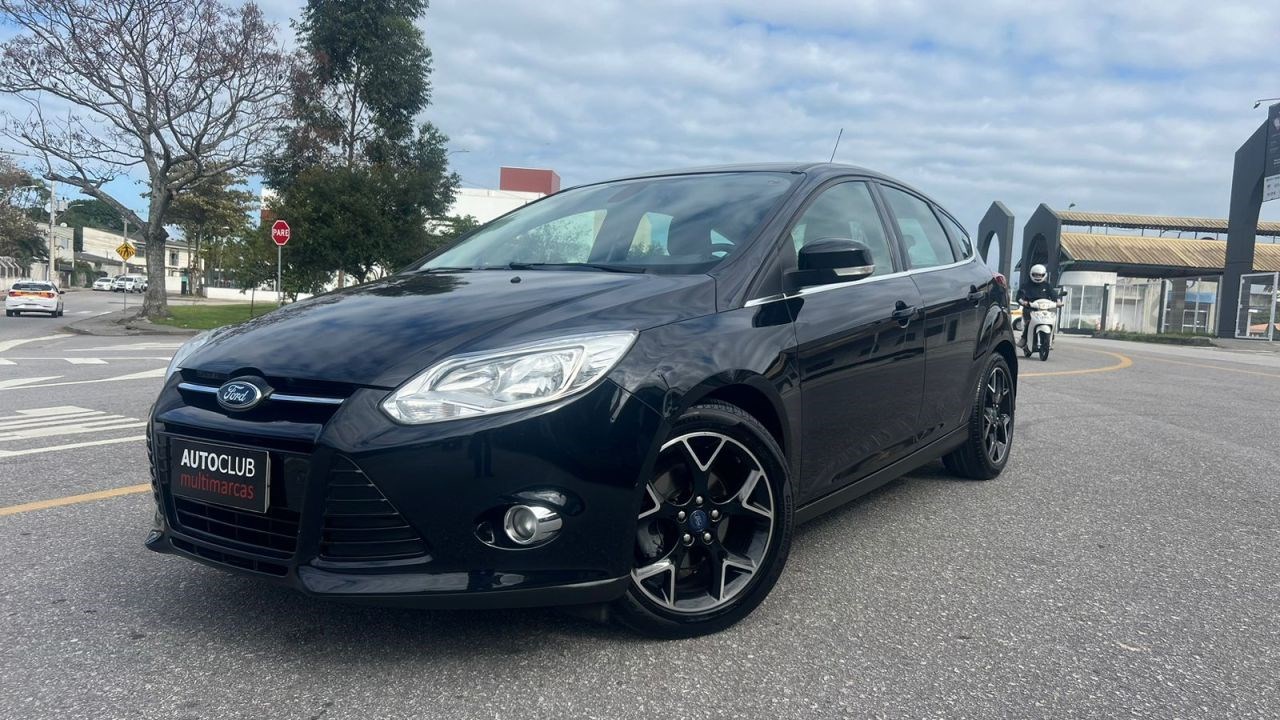 //www.autoline.com.br/carro/ford/focus-20-hatch-titanium-16v-flex-4p-powershift/2015/florianopolis-sc/24918053