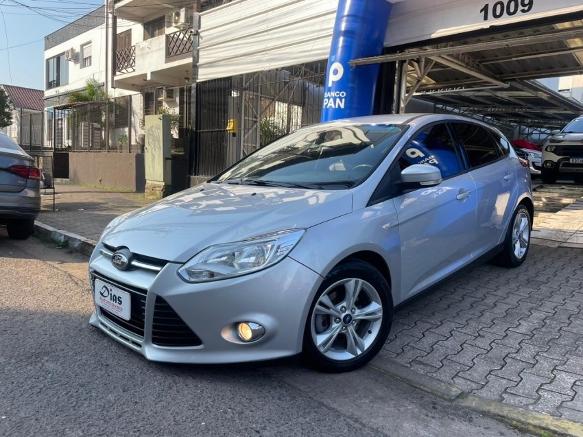 //www.autoline.com.br/carro/ford/focus-16-hatch-tivct-se-16v-flex-4p-powershift/2014/novo-hamburgo-rs/24919032