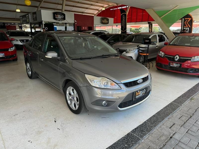 //www.autoline.com.br/carro/ford/focus-20-sedan-titanium-16v-flex-4p-automatico/2013/aparecida-de-goiania-go/24965296