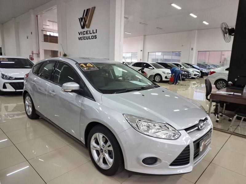 //www.autoline.com.br/carro/ford/focus-16-hatch-tivct-s-16v-flex-4p-powershift/2014/cascavel-pr/24991751