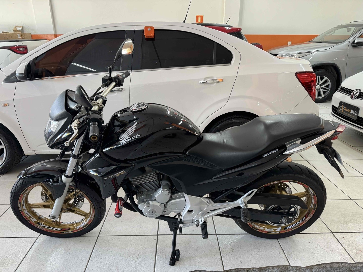 //www.autoline.com.br/moto/honda/cb-300-rstd-gas-mec-basico/2015/nova-serrana-mg/23940476