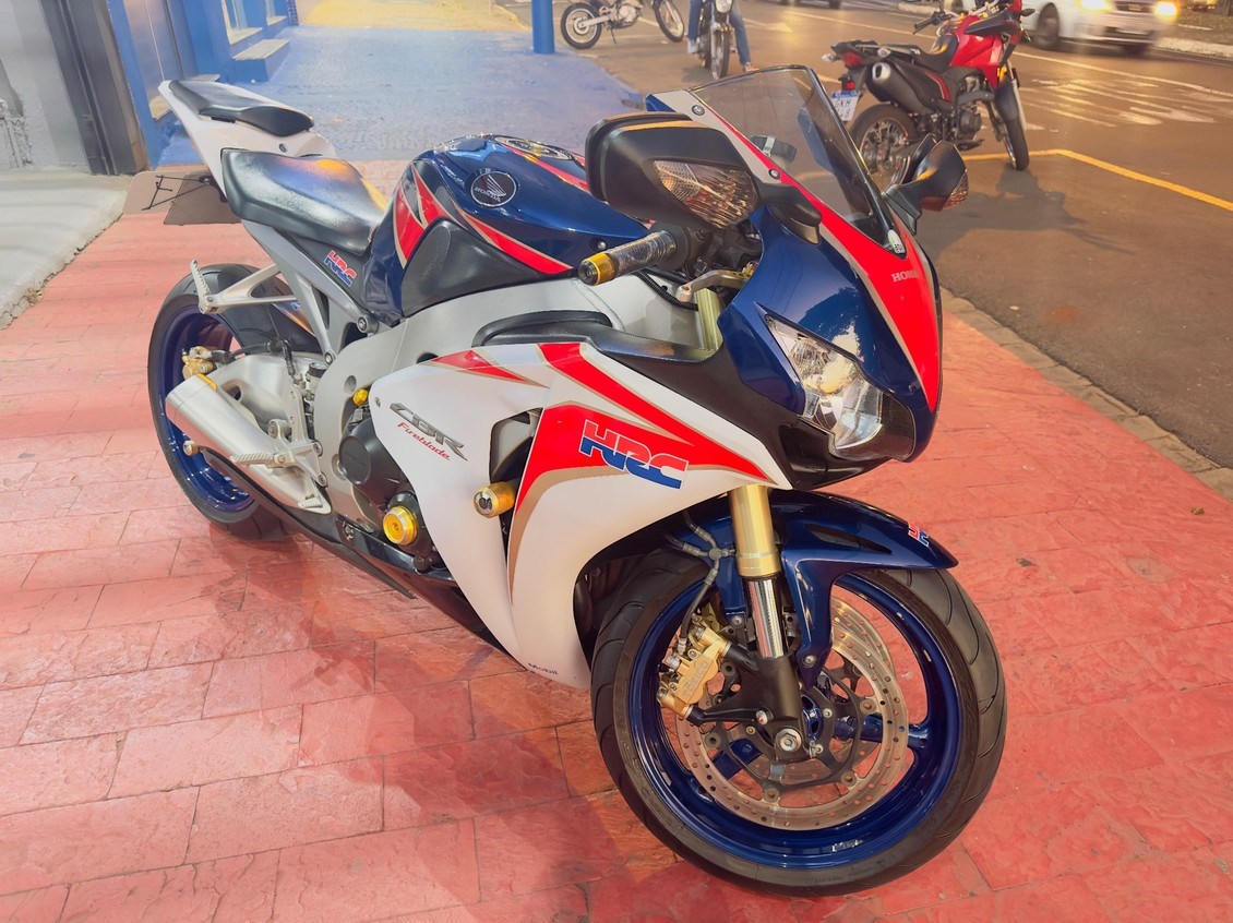 //www.autoline.com.br/moto/honda/cbr-1000-rr-firebladestd-gas-mec-basico/2011/franca-sp/23665264