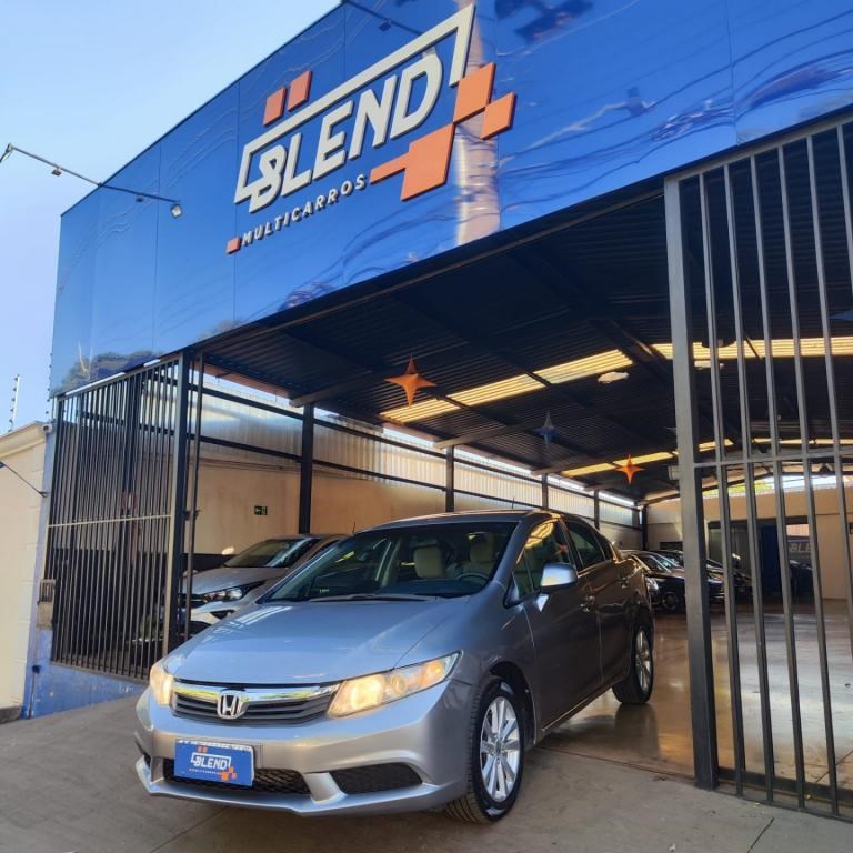 //www.autoline.com.br/carro/honda/civic-18-lxs-16v-flex-4p-automatico/2015/uberaba-mg/24880684
