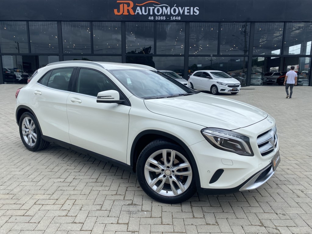//www.autoline.com.br/carro/mercedes-benz/gla-200-16-vision-black-edition-16v-flex-4p-turbo-aut/2015/sao-joao-batista-sc/24075613