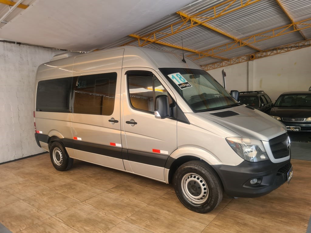 //www.autoline.com.br/carro/mercedes-benz/sprinter-21-cdi-415-van-16l-luxo-16v-diesel-4p-turbo-m/2018/santo-andre-sp/24180681