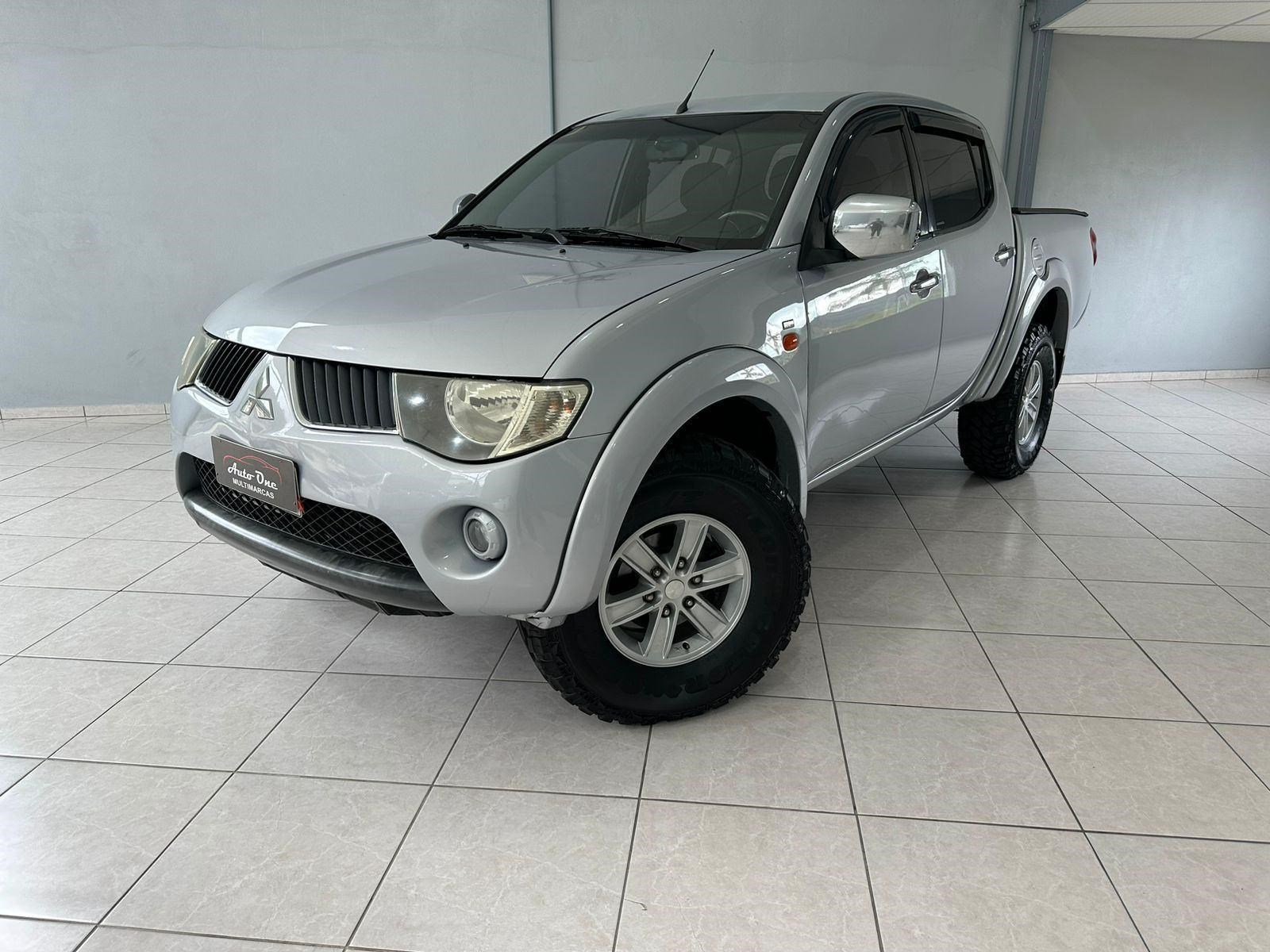 //www.autoline.com.br/carro/mitsubishi/l200-triton-32-16v-diesel-4p-4x4-turbo-automatico/2009/gaspar-sc/18796837