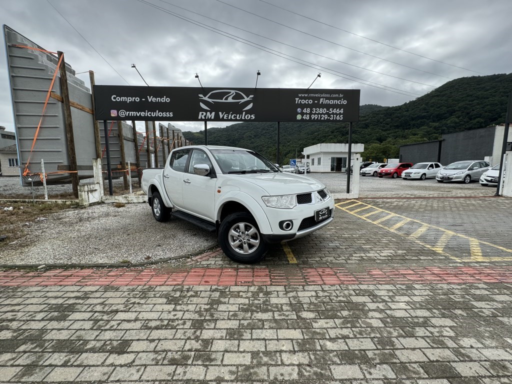 //www.autoline.com.br/carro/mitsubishi/l200-triton-32-hpe-16v-diesel-4p-4x4-turbo-automatico/2013/santo-amaro-da-imperatriz-sc/23563602
