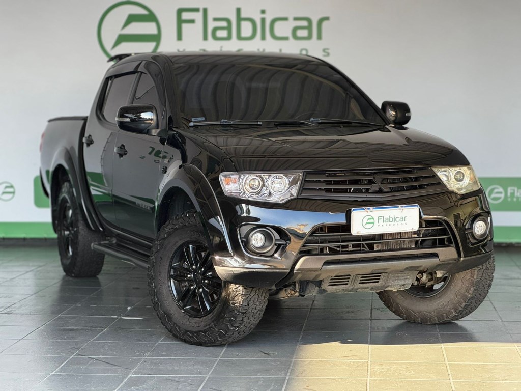 //www.autoline.com.br/carro/mitsubishi/l200-triton-35-v6-hpe-24v-flex-4p-4x4-automatico/2015/joinville-sc/23767882