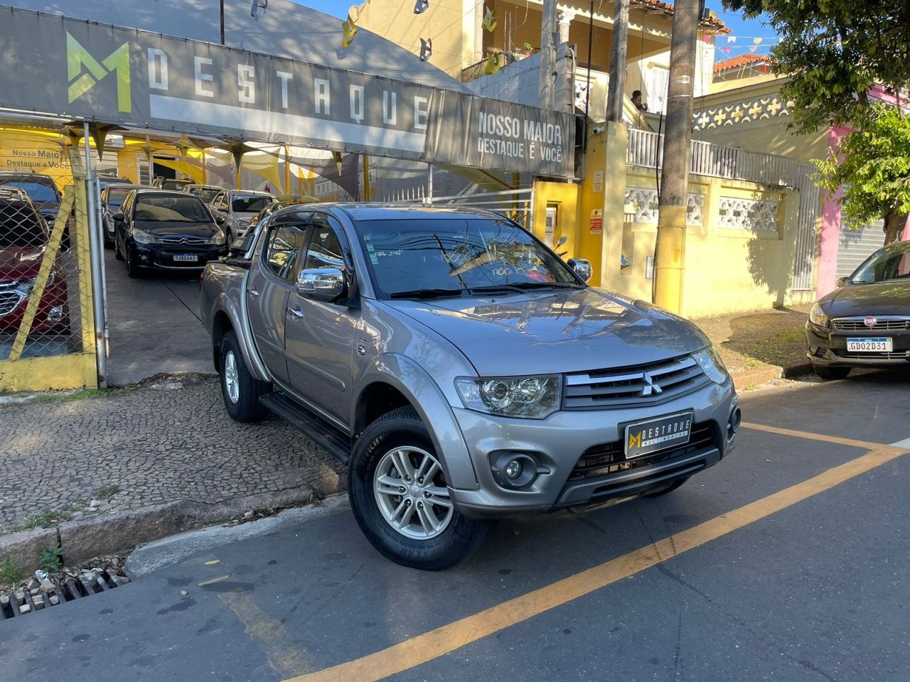 //www.autoline.com.br/carro/mitsubishi/l200-triton-32-hpe-16v-diesel-4p-4x4-turbo-automatico/2015/valinhos-sp/24202616