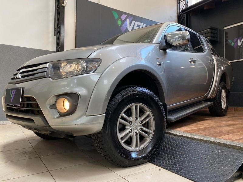 //www.autoline.com.br/carro/mitsubishi/l200-triton-32-hpe-16v-diesel-4p-4x4-turbo-automatico/2015/campo-grande-ms/24294993