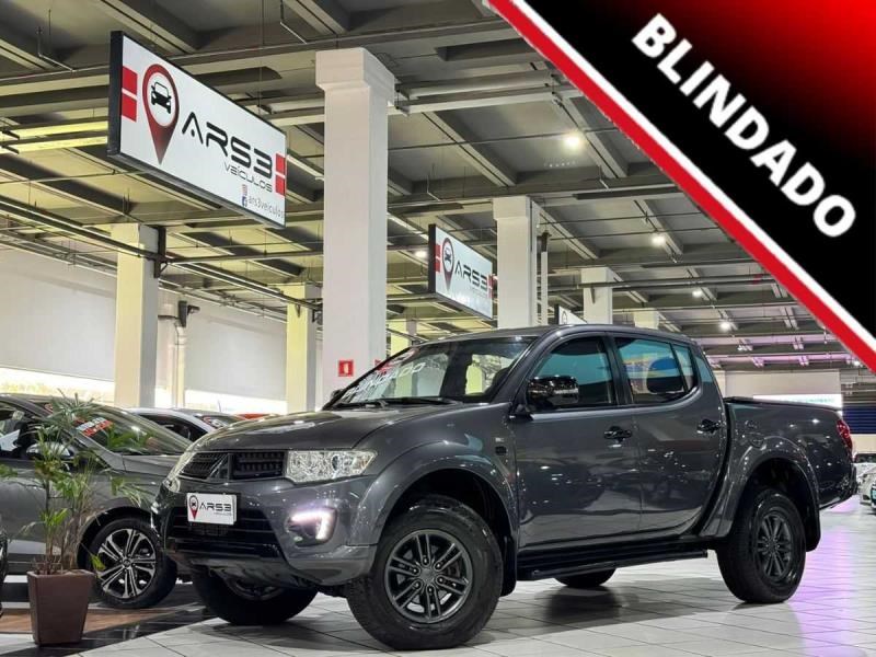 //www.autoline.com.br/carro/mitsubishi/l200-triton-32-hpe-16v-diesel-4p-4x4-turbo-automatico/2017/sao-paulo-sp/24442675