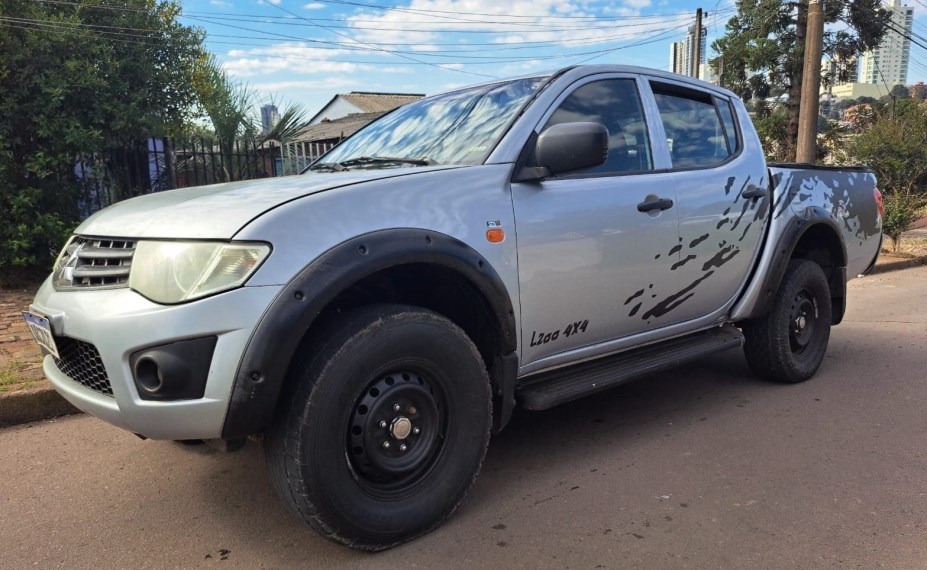 //www.autoline.com.br/carro/mitsubishi/l200-triton-32-gl-16v-diesel-4p-4x4-turbo-manual/2015/passo-fundo-rs/24473591