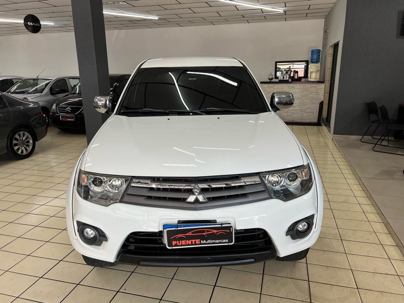 //www.autoline.com.br/carro/mitsubishi/l200-triton-32-hpe-16v-diesel-4p-4x4-turbo-automatico/2015/jundiai-sp/24705590