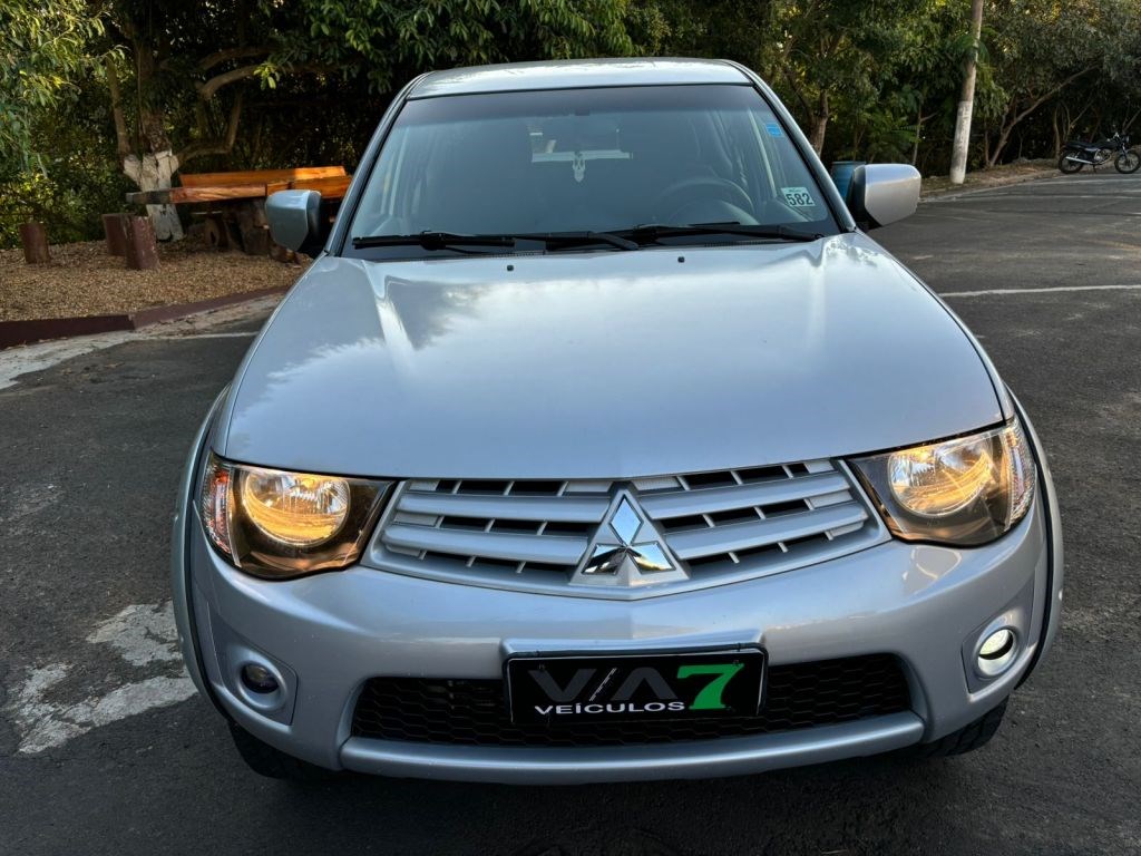 //www.autoline.com.br/carro/mitsubishi/l200-triton-32-hpe-16v-diesel-4p-4x4-turbo-automatico/2015/avare-sp/24885771
