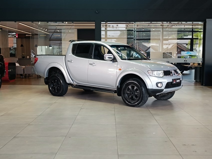 //www.autoline.com.br/carro/mitsubishi/l200-triton-35-v6-hpe-24v-flex-4p-4x4-automatico/2013/itajai-sc/24918572