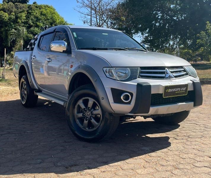 //www.autoline.com.br/carro/mitsubishi/l200-triton-32-gls-16v-diesel-4p-4x4-turbo-manual/2014/brasilia-df/24929401