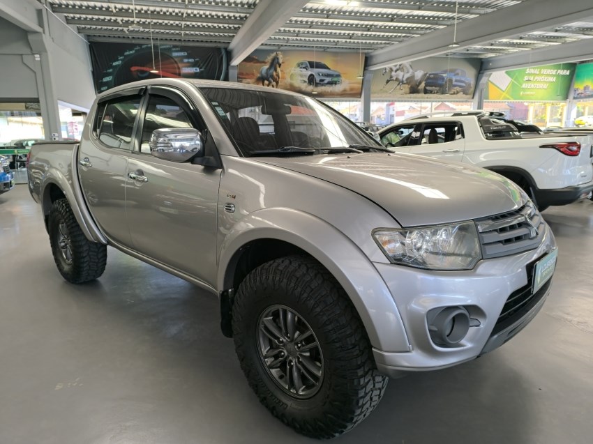 //www.autoline.com.br/carro/mitsubishi/l200-triton-32-hpe-16v-diesel-4p-4x4-turbo-automatico/2015/ponta-grossa-pr/24939380
