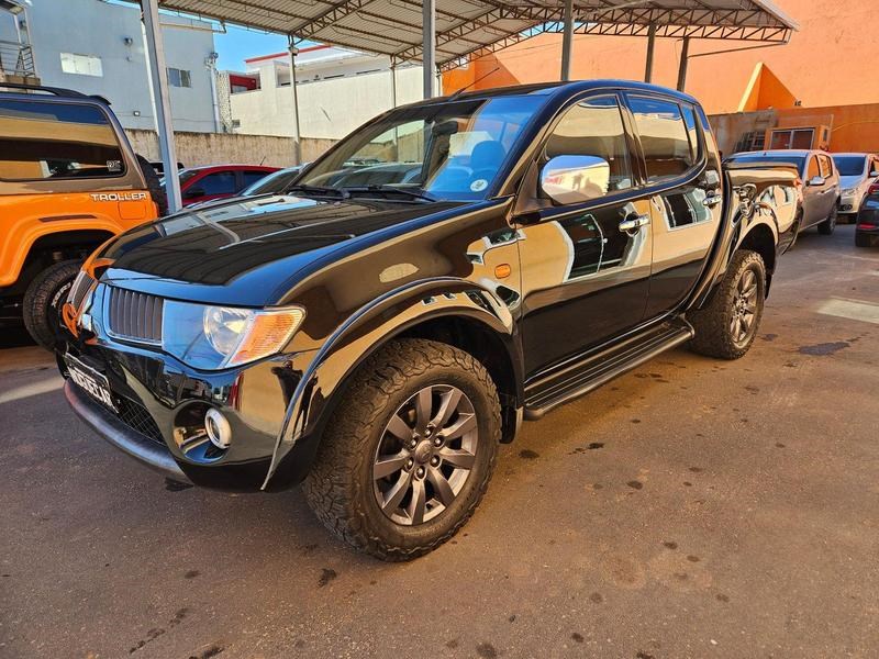 //www.autoline.com.br/carro/mitsubishi/l200-triton-32-16v-diesel-4p-4x4-turbo-automatico/2009/araucaria-pr/25007808