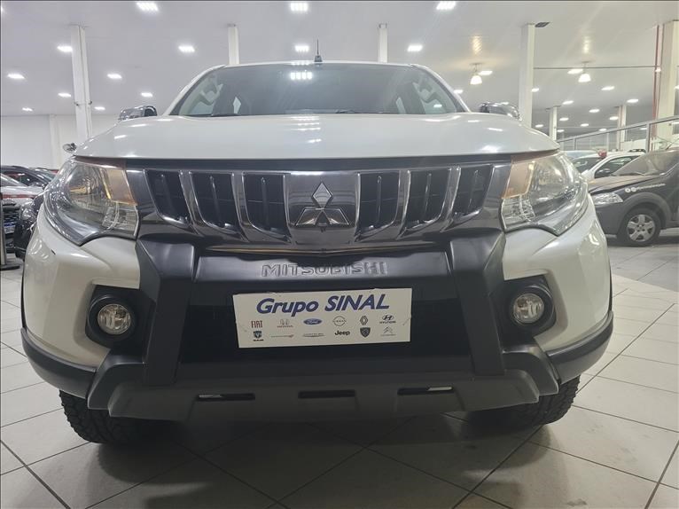 //www.autoline.com.br/carro/mitsubishi/l200-triton-outdoor-24-hpe-16v-diesel-4p-4x4-turbo-automatico/2021/barueri-sp/24845401