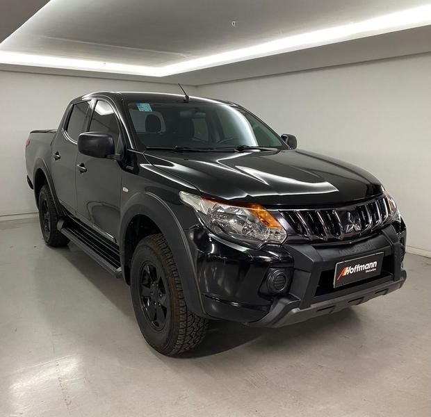 //www.autoline.com.br/carro/mitsubishi/l200-triton-outdoor-24-gls-16v-diesel-4p-4x4-turbo-automatico/2022/brasilia-df/24908423
