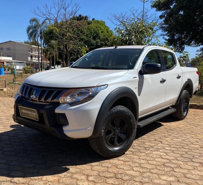 //www.autoline.com.br/carro/mitsubishi/l200-triton-outdoor-24-gls-16v-diesel-4p-4x4-turbo-automatico/2021/brasilia-df/24929391