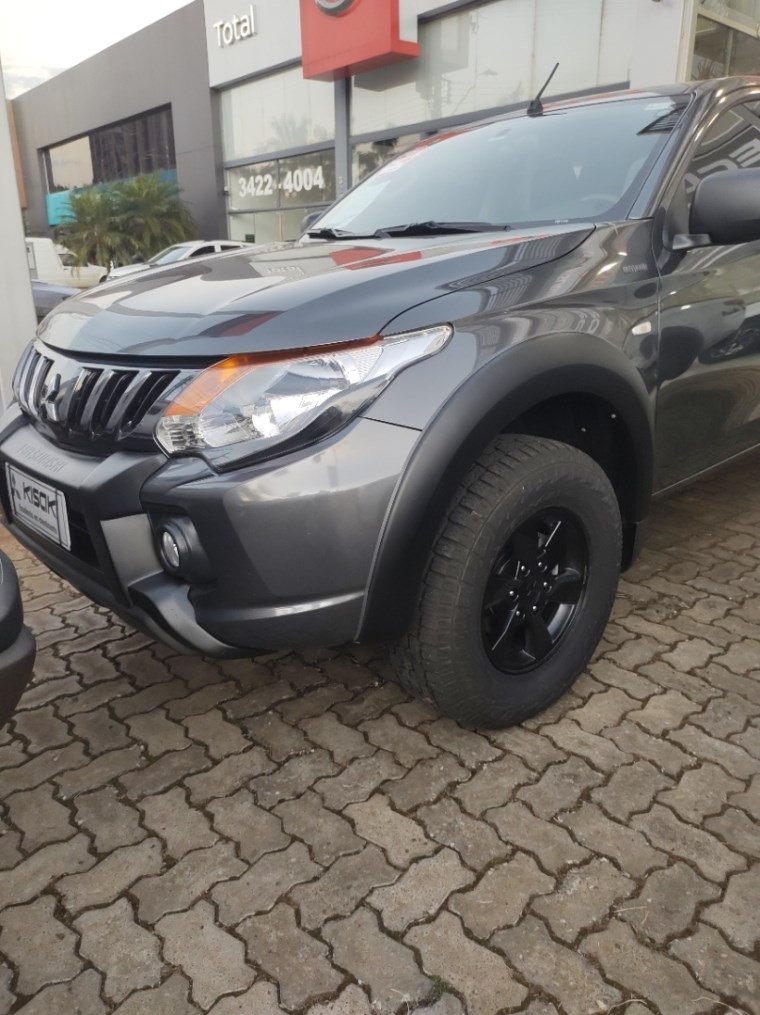 //www.autoline.com.br/carro/mitsubishi/l200-triton-outdoor-24-gls-diesel-4p-4x4-turbo-automatico/2024/pouso-alegre-mg/24951711