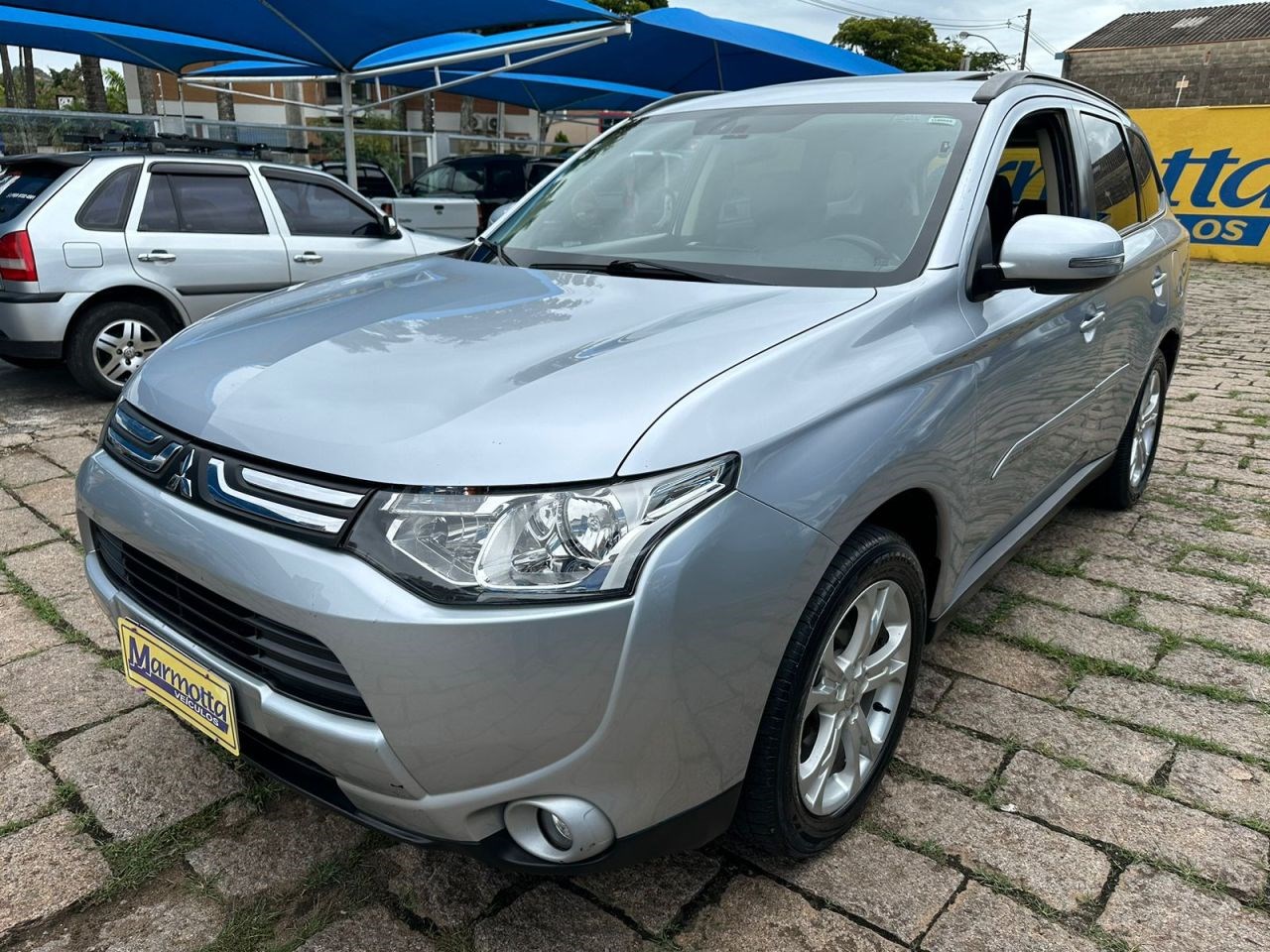 //www.autoline.com.br/carro/mitsubishi/outlander-20-16v-gasolina-4p-cvt/2015/amparo-sp/23575773