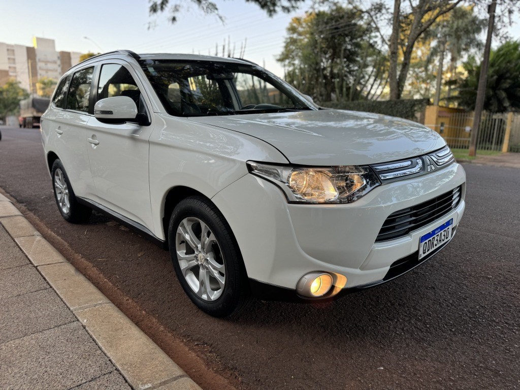 //www.autoline.com.br/carro/mitsubishi/outlander-20-16v-flex-4p-4x4-cvt/2015/cascavel-pr/24307516