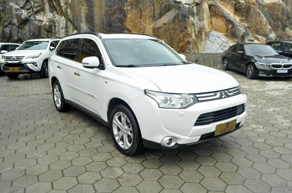 //www.autoline.com.br/carro/mitsubishi/outlander-30-v6-gt-24v-gasolina-4p-4x4-automatico/2014/florianopolis-sc/24608487