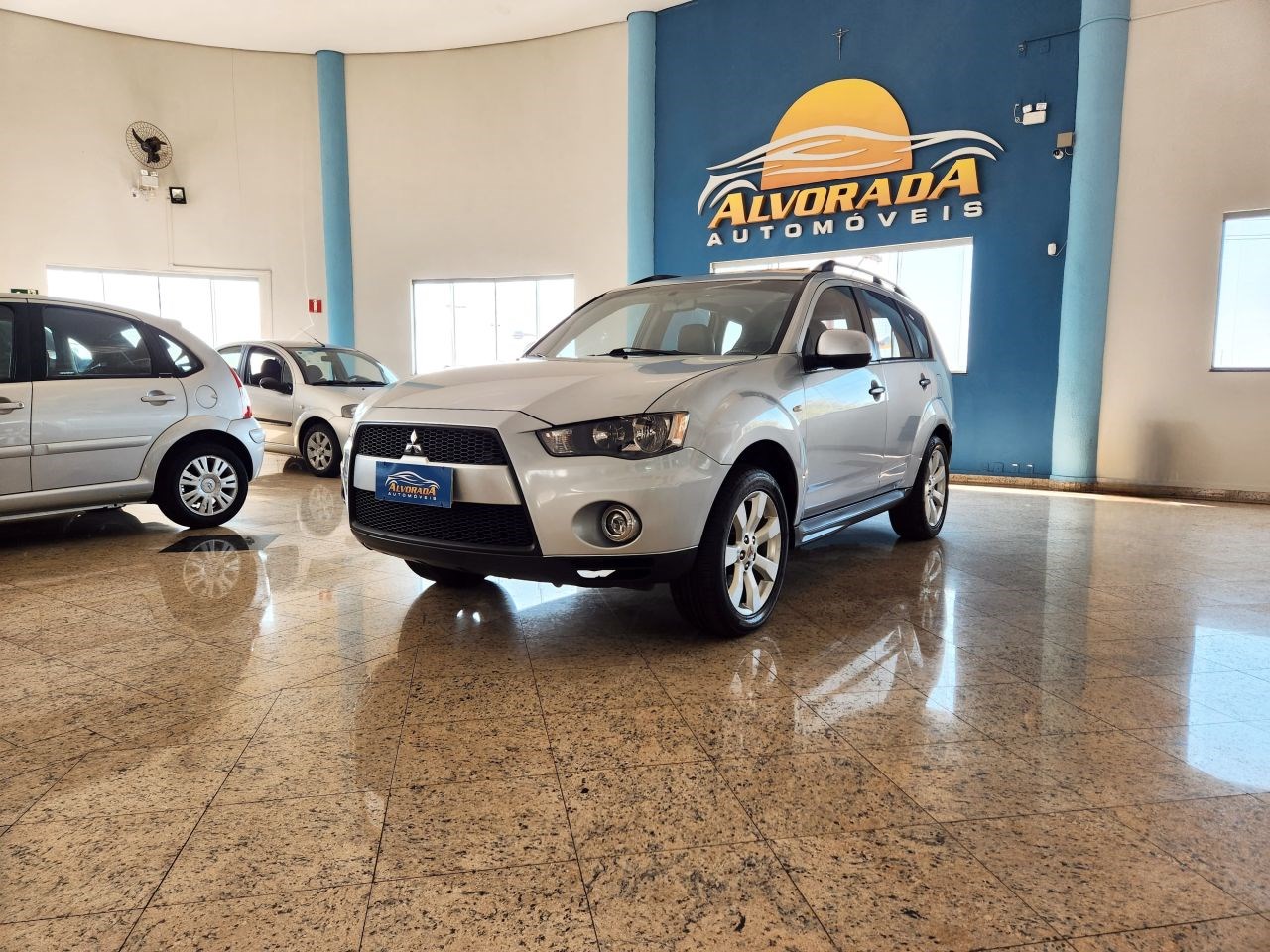 //www.autoline.com.br/carro/mitsubishi/outlander-20-16v-gasolina-4p-automatico/2012/nova-odessa-sp/24636079