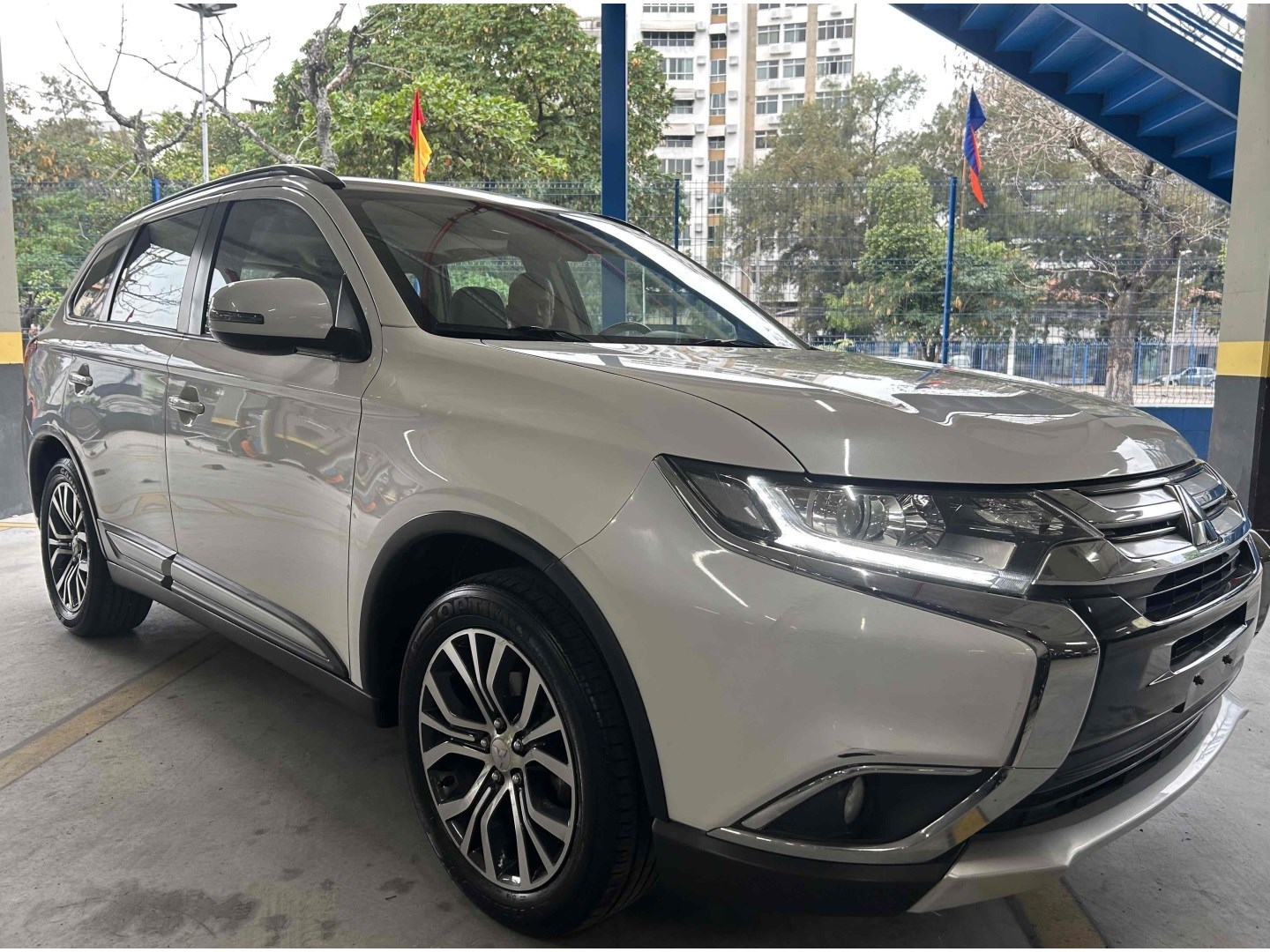 //www.autoline.com.br/carro/mitsubishi/outlander-20-16v-gasolina-4p-cvt/2016/rio-de-janeiro-rj/24673800