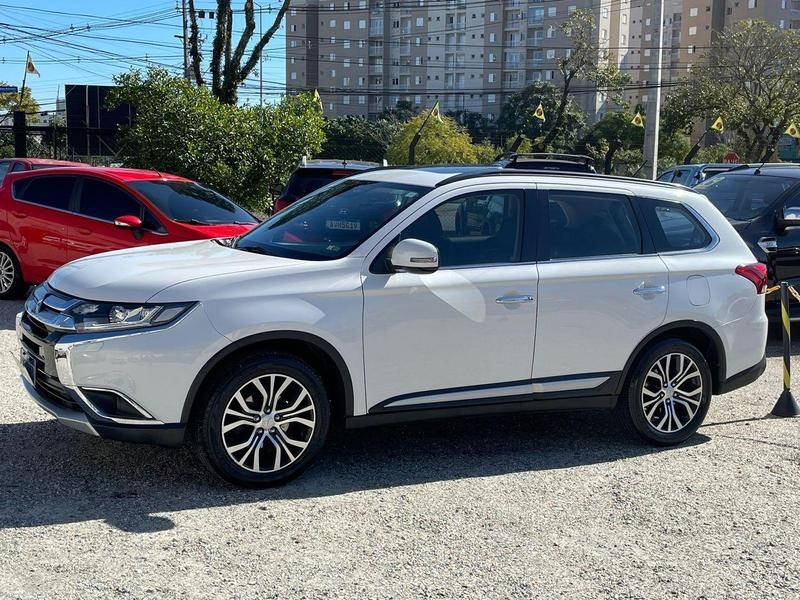 //www.autoline.com.br/carro/mitsubishi/outlander-22-16v-diesel-4p-4x4-turbo-automatico/2016/curitiba-pr/24884780