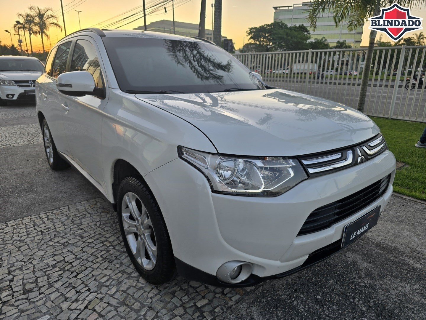 //www.autoline.com.br/carro/mitsubishi/outlander-20-16v-gasolina-4p-cvt/2015/rio-de-janeiro-rj/24994743