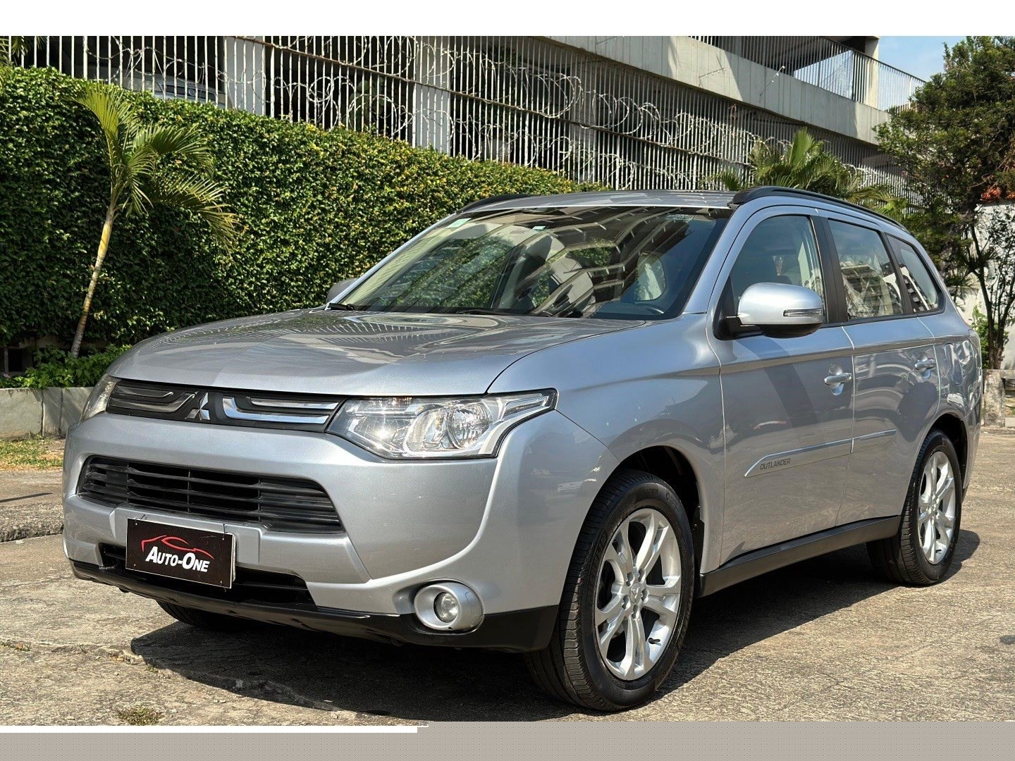 //www.autoline.com.br/carro/mitsubishi/outlander-20-16v-gasolina-4p-cvt/2015/rio-de-janeiro-rj/24997485