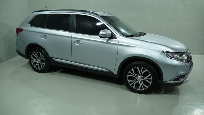 //www.autoline.com.br/carro/mitsubishi/outlander-22-16v-diesel-4p-4x4-turbo-automatico/2016/curitiba-pr/25011657