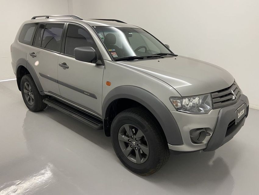 //www.autoline.com.br/carro/mitsubishi/pajero-32-outdoor-16v-diesel-4p-4x4-turbo-automatico/2017/brasilia-df/24882581