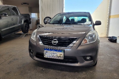 //www.autoline.com.br/carro/nissan/versa-16-sl-16v-flex-4p-manual/2013/sao-carlos-sp/24538450
