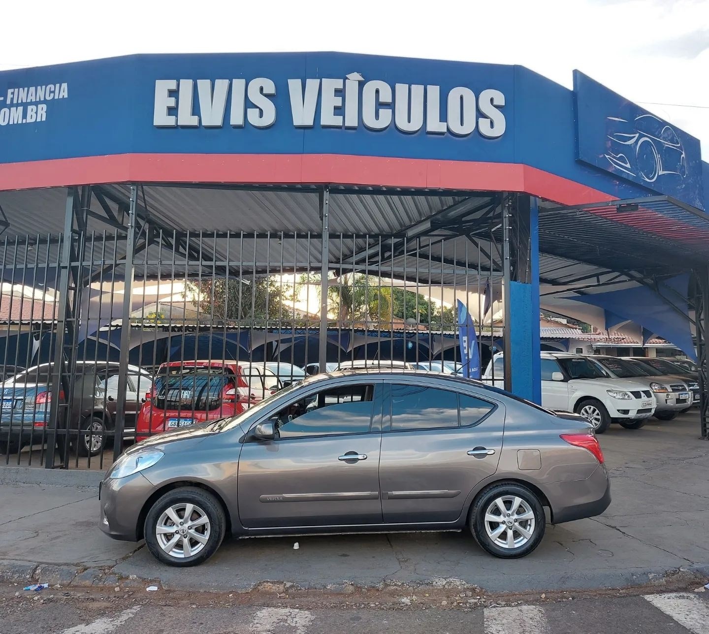 //www.autoline.com.br/carro/nissan/versa-16-sl-16v-flex-4p-manual/2014/franca-sp/24677113