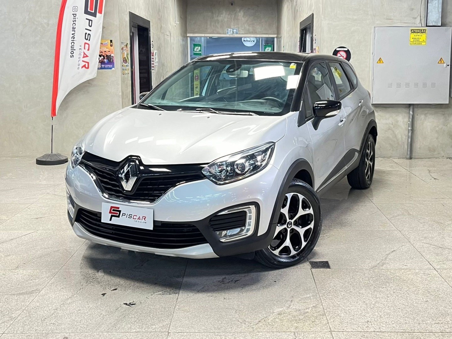 //www.autoline.com.br/carro/renault/captur-16-intense-16v-flex-4p-cvt/2019/belo-horizonte-mg/24689699