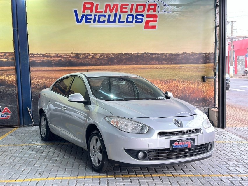 //www.autoline.com.br/carro/renault/fluence-20-dynamique-16v-flex-4p-automatico/2014/chapeco-sc/24520203
