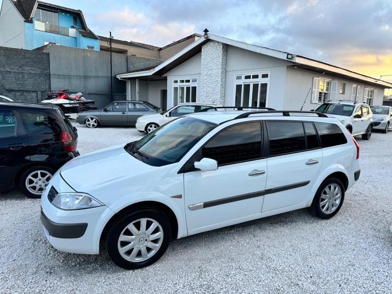 //www.autoline.com.br/carro/renault/grand-tour-16-dynamique-16v-flex-4p-manual/2012/curitiba-pr/24109933