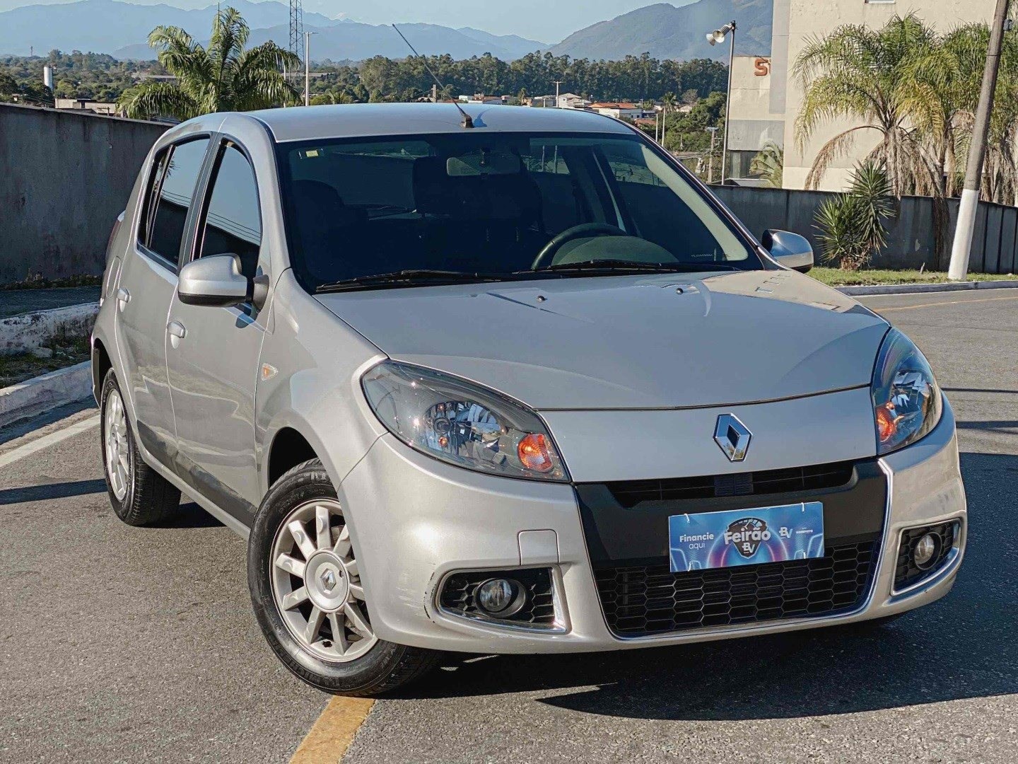 //www.autoline.com.br/carro/renault/sandero-16-privilege-8v-flex-4p-manual/2014/itaborai-rj/25014324
