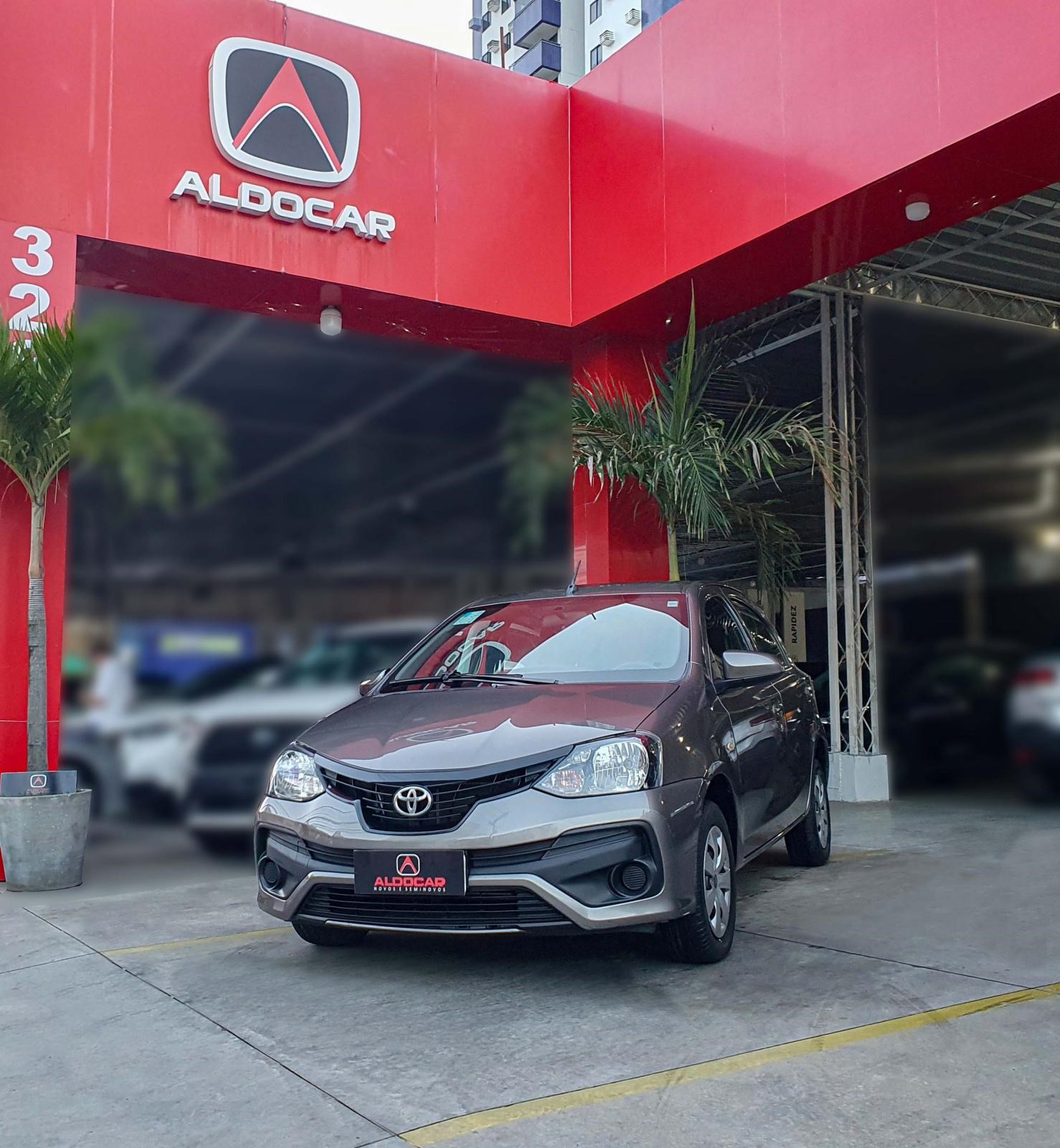 //www.autoline.com.br/carro/toyota/etios-13-hatch-x-16v-flex-4p-automatico/2020/recife-pe/24126183